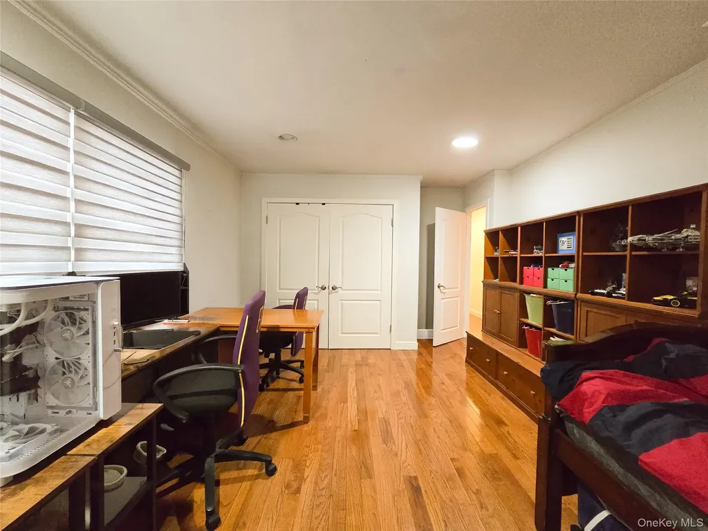 64 Middleneck Road Roslyn NY 11576