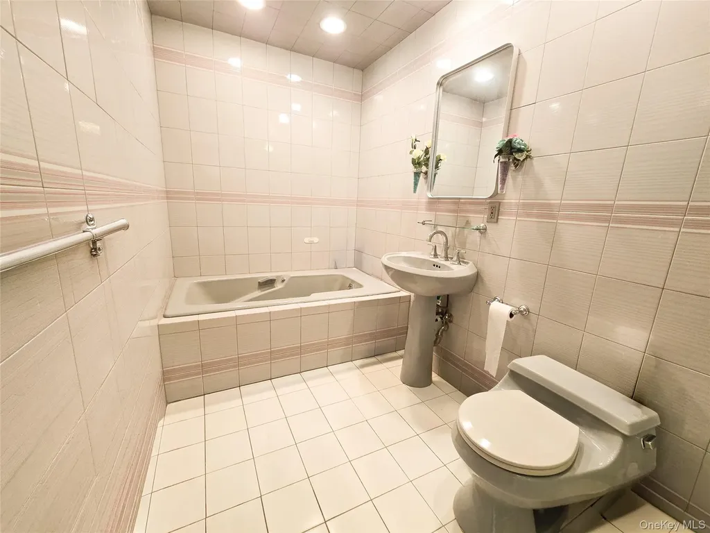 64 Middleneck Road Roslyn NY 11576