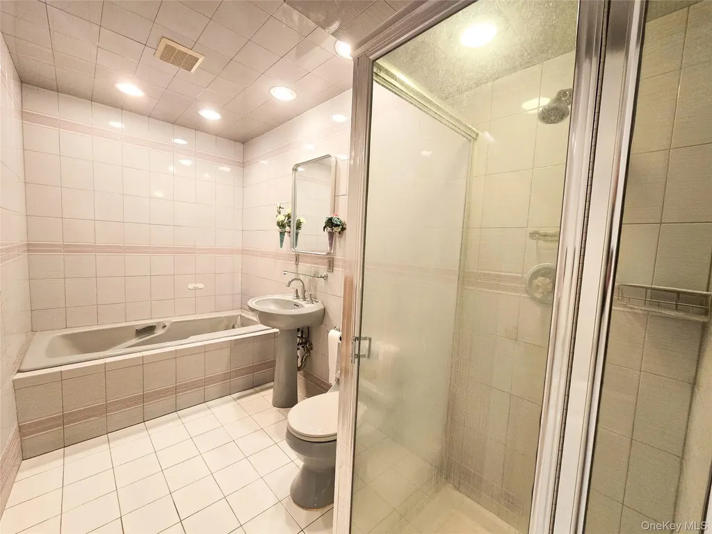 64 Middleneck Road Roslyn NY 11576