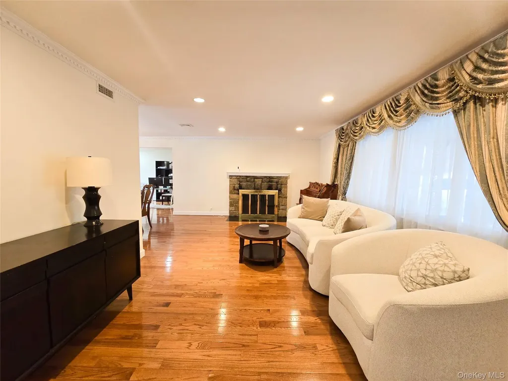 64 Middleneck Road Roslyn NY 11576
