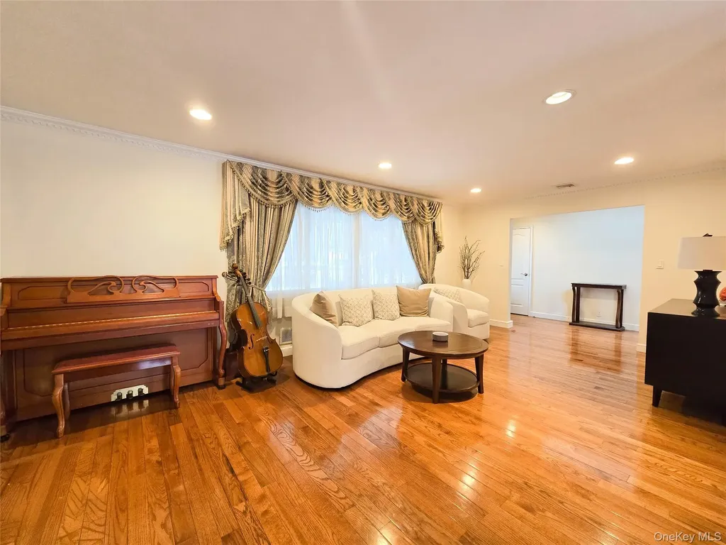 64 Middleneck Road Roslyn NY 11576