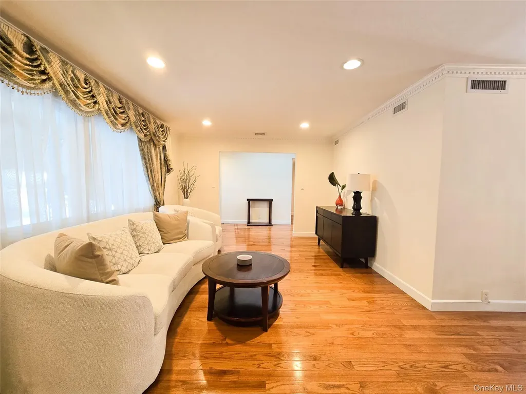 64 Middleneck Road Roslyn NY 11576
