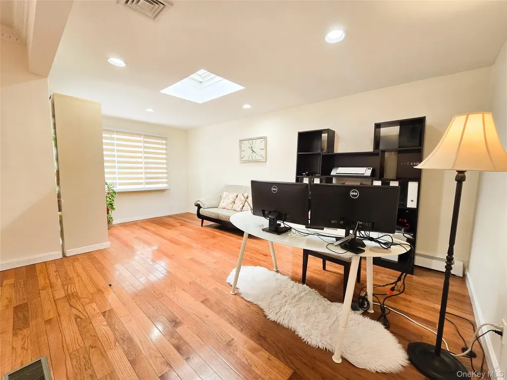 64 Middleneck Road Roslyn NY 11576