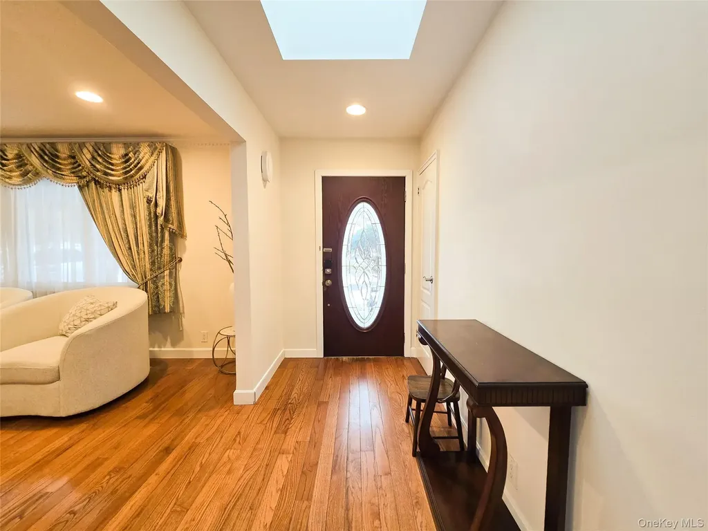 64 Middleneck Road Roslyn NY 11576