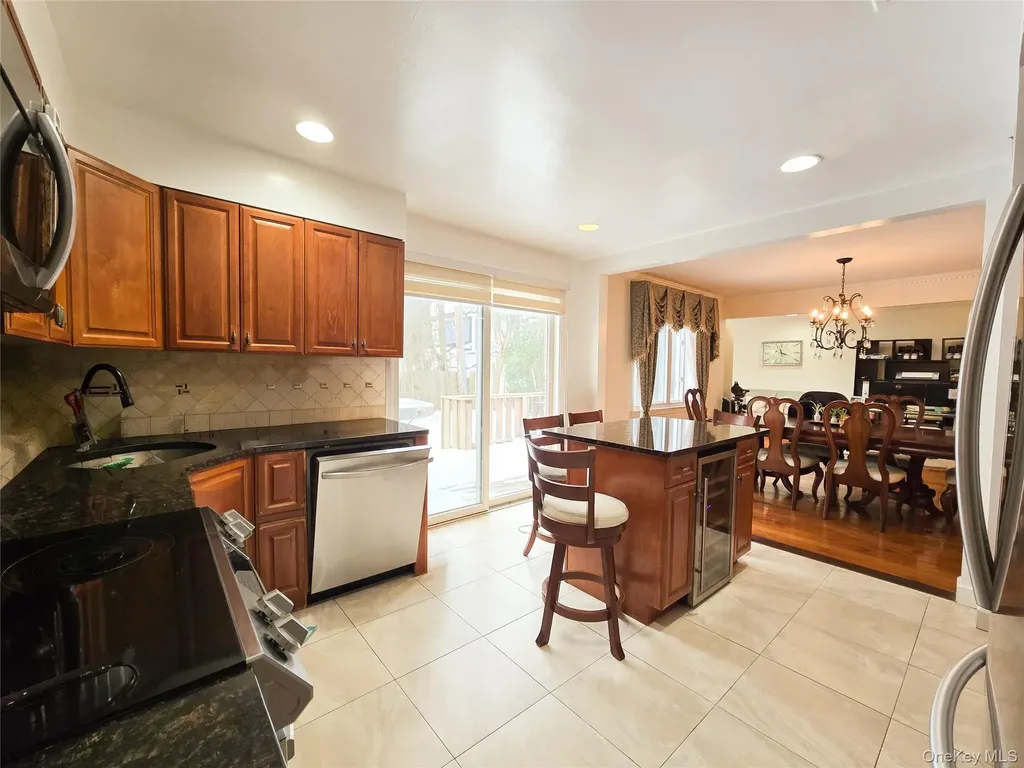 64 Middleneck Road Roslyn NY 11576