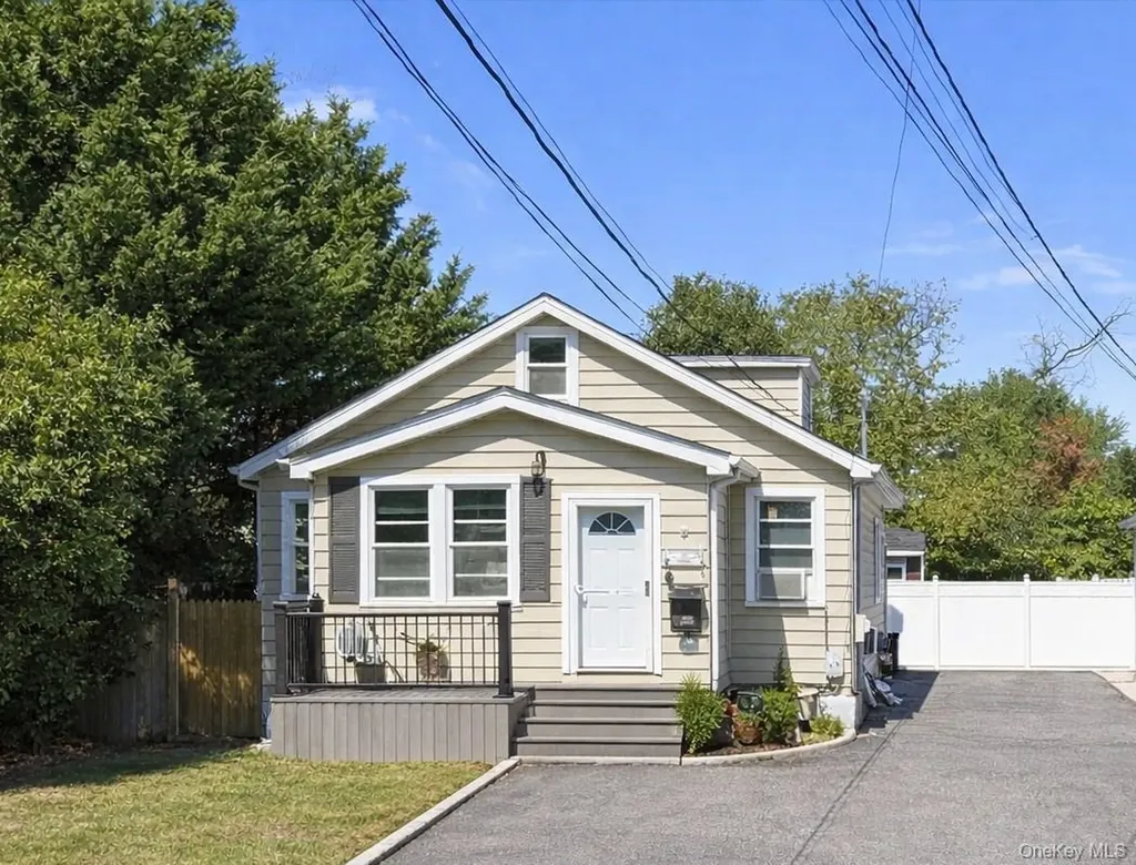 210 10th Street West Babylon NY 11704
