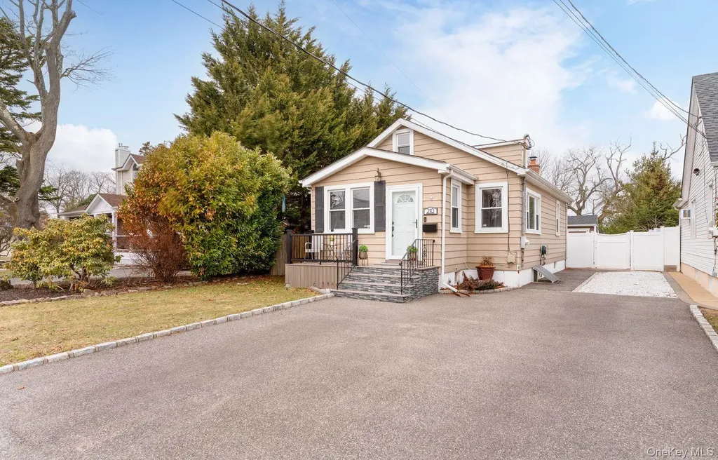 210 10th Street West Babylon NY 11704