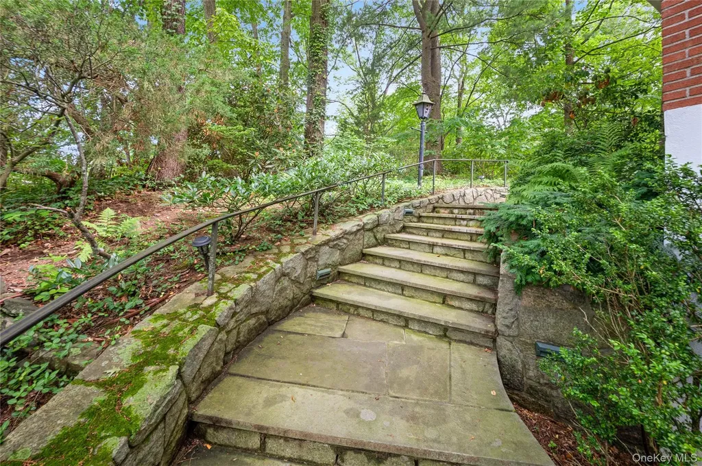 160 Hampshire Road Bronxville NY 10708