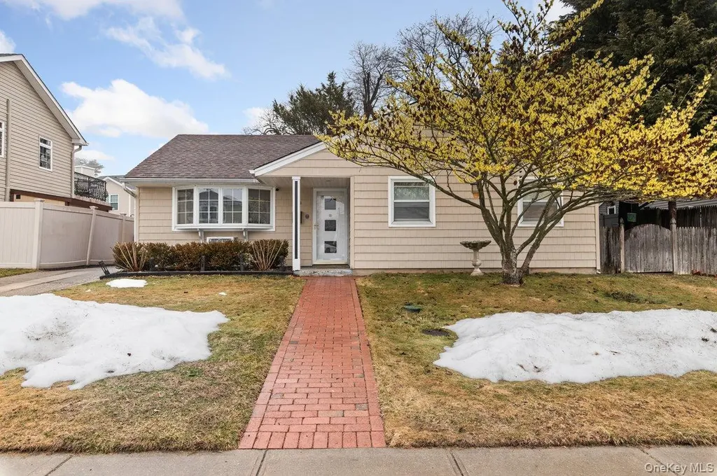 22 Greenway Circle Syosset NY 11791