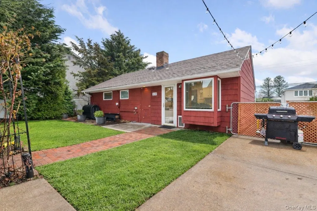 22 Greenway Circle Syosset NY 11791