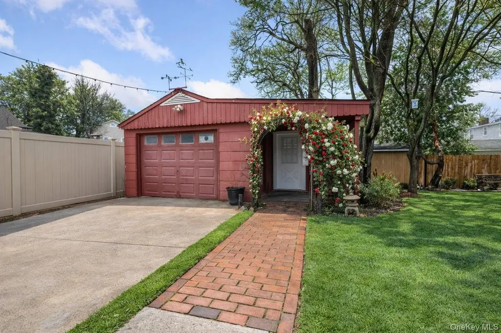 22 Greenway Circle Syosset NY 11791