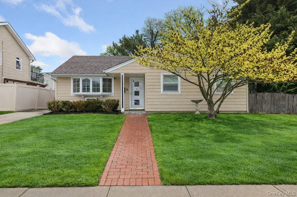 22 Greenway Circle Syosset NY 11791