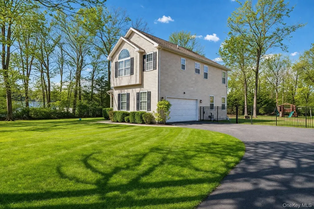 4 Clinton Avenue Bellport NY 11713