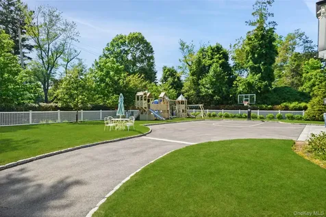 27 Murray Hill Road Scarsdale NY 10583