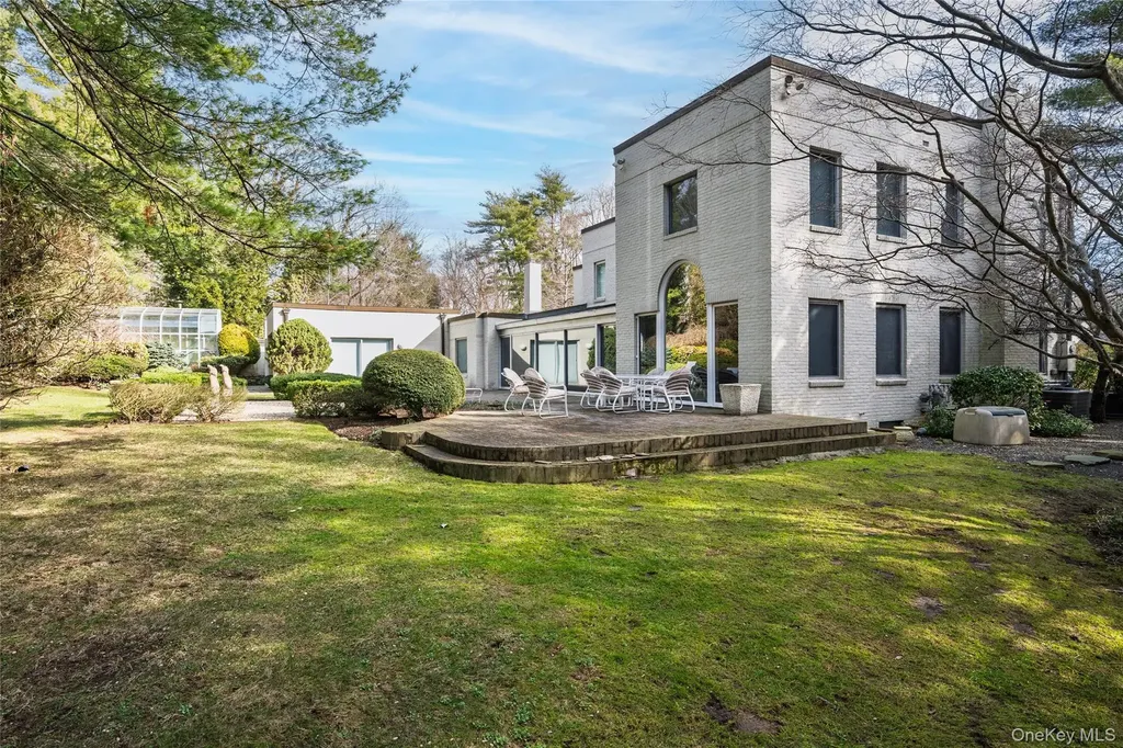 120 Bacon Road Old Westbury NY 11568