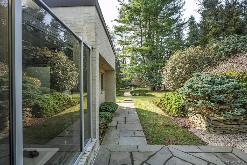 120 Bacon Road Old Westbury NY 11568