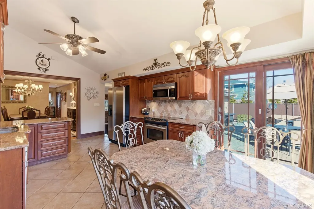 15 Leeward Lane Commack NY 11725
