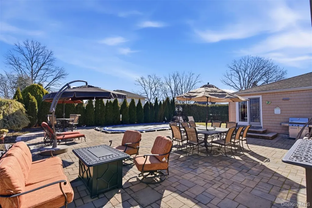 15 Leeward Lane Commack NY 11725