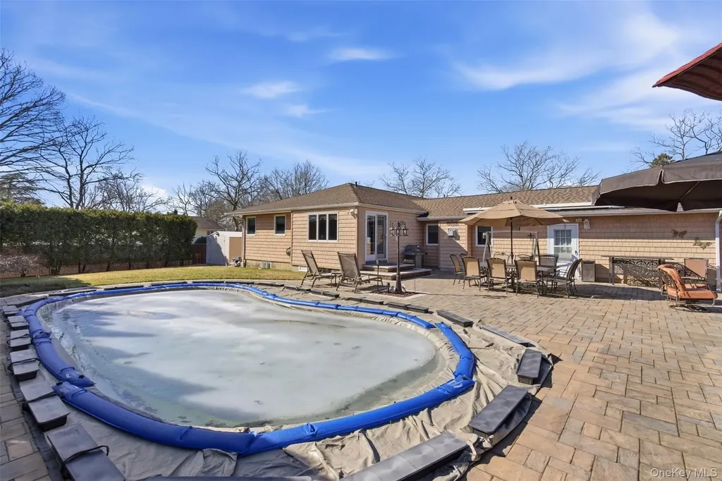 15 Leeward Lane Commack NY 11725