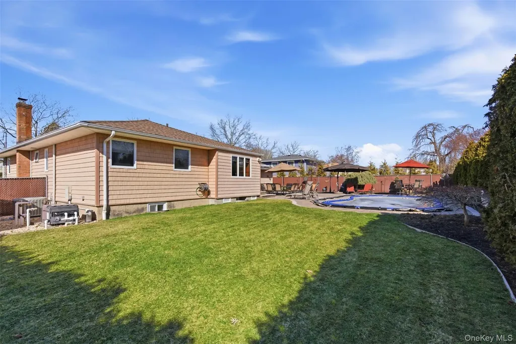 15 Leeward Lane Commack NY 11725