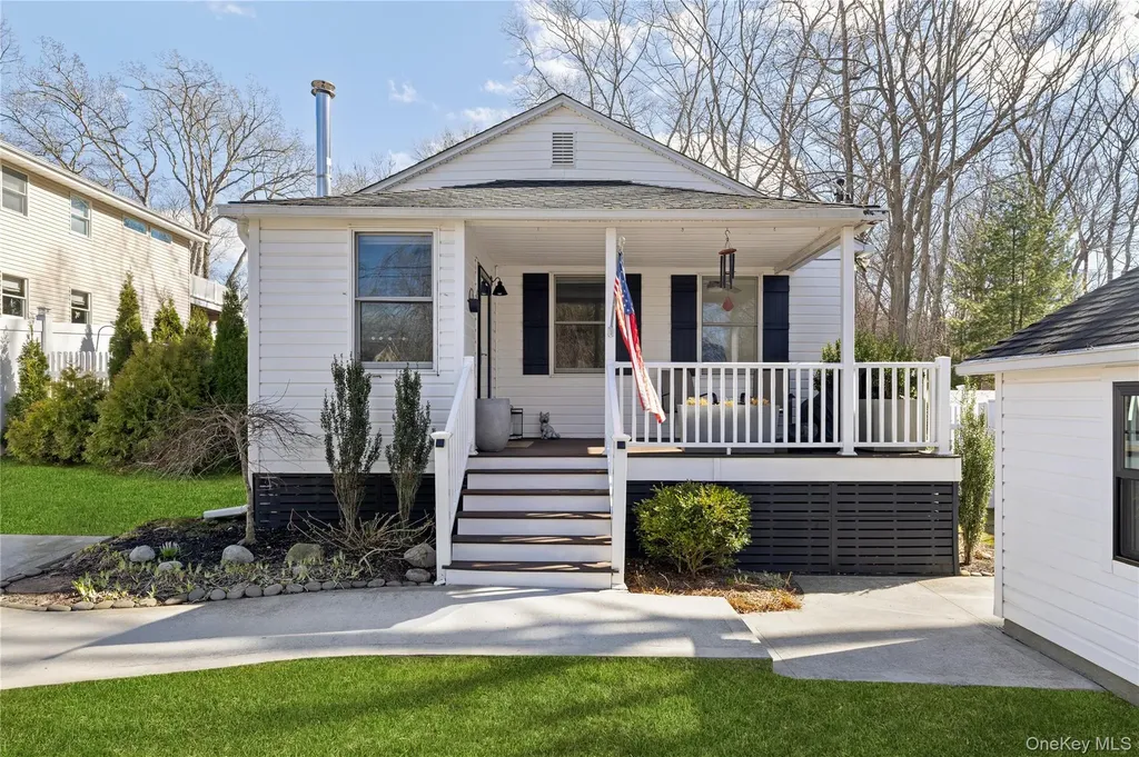 11 6th Street Wading River NY 11792