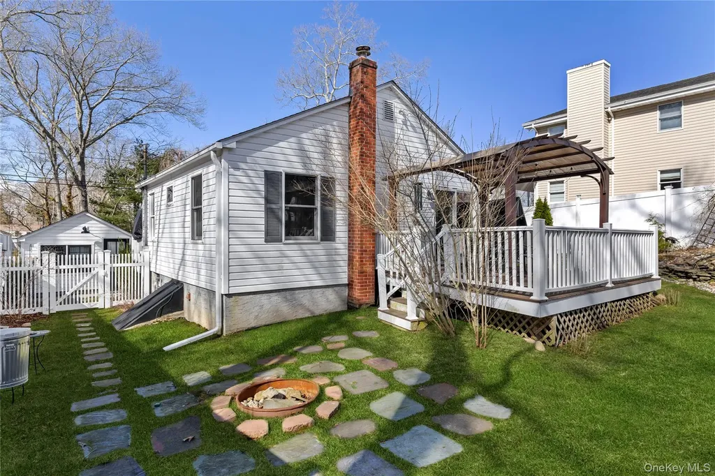 11 6th Street Wading River NY 11792