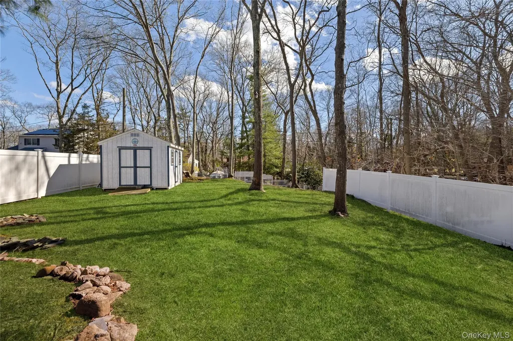 11 6th Street Wading River NY 11792