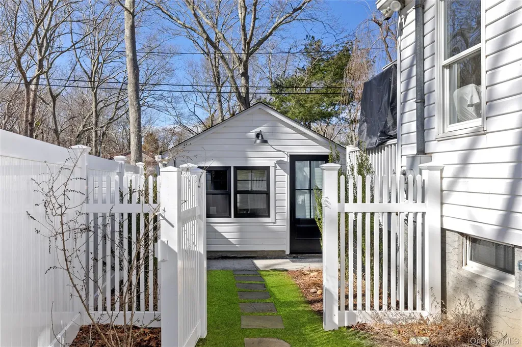 11 6th Street Wading River NY 11792