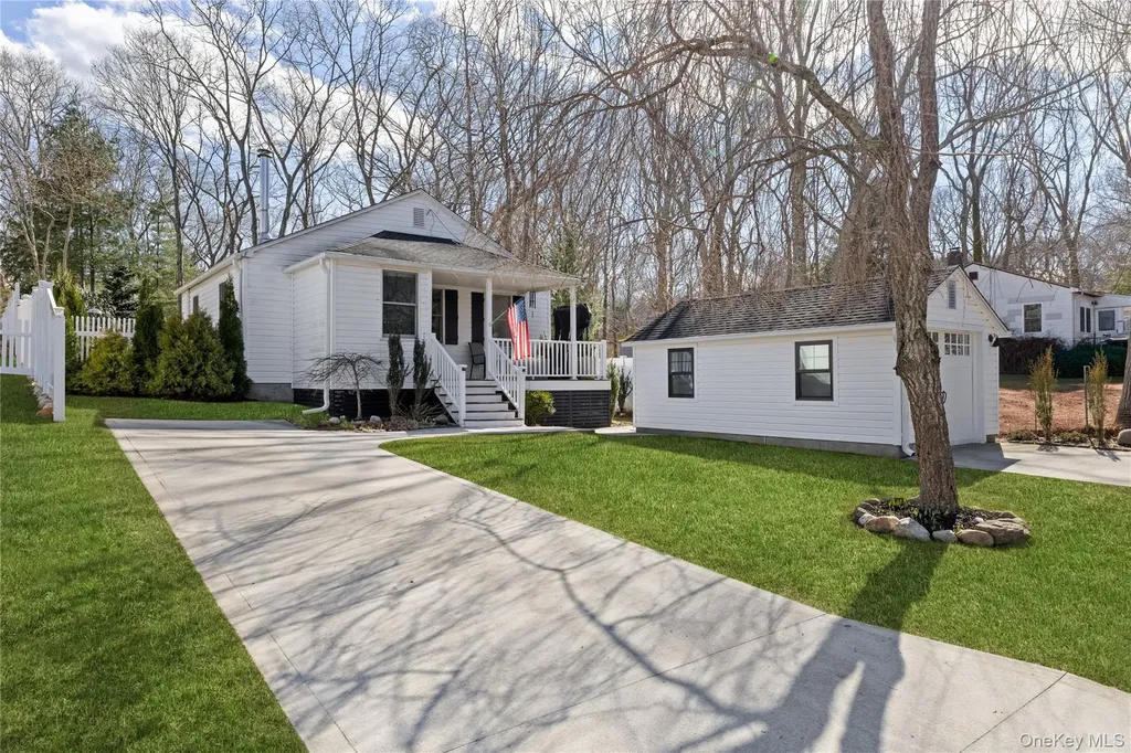 11 6th Street Wading River NY 11792