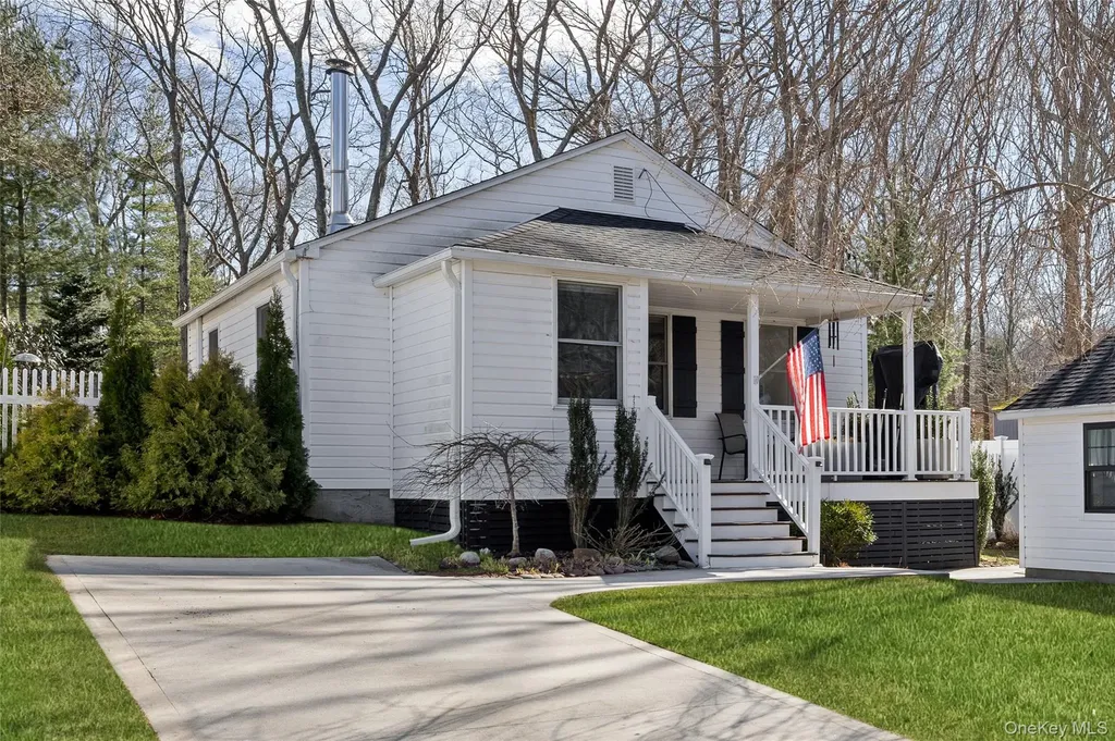 11 6th Street Wading River NY 11792