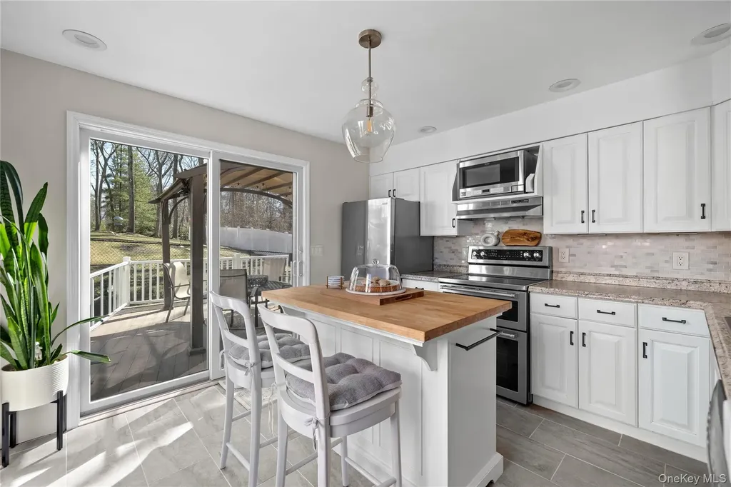 11 6th Street Wading River NY 11792
