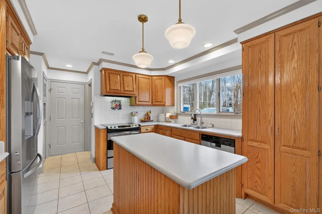 58 Dutchess Hill Road Poughkeepsie NY 12601