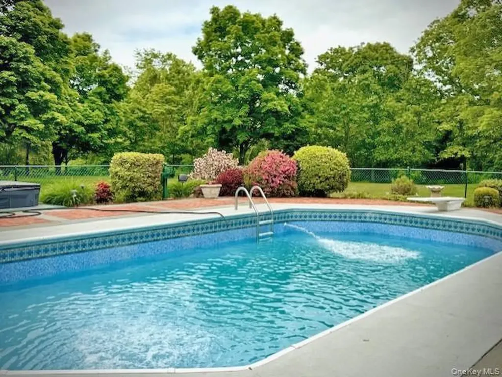 58 Dutchess Hill Road Poughkeepsie NY 12601
