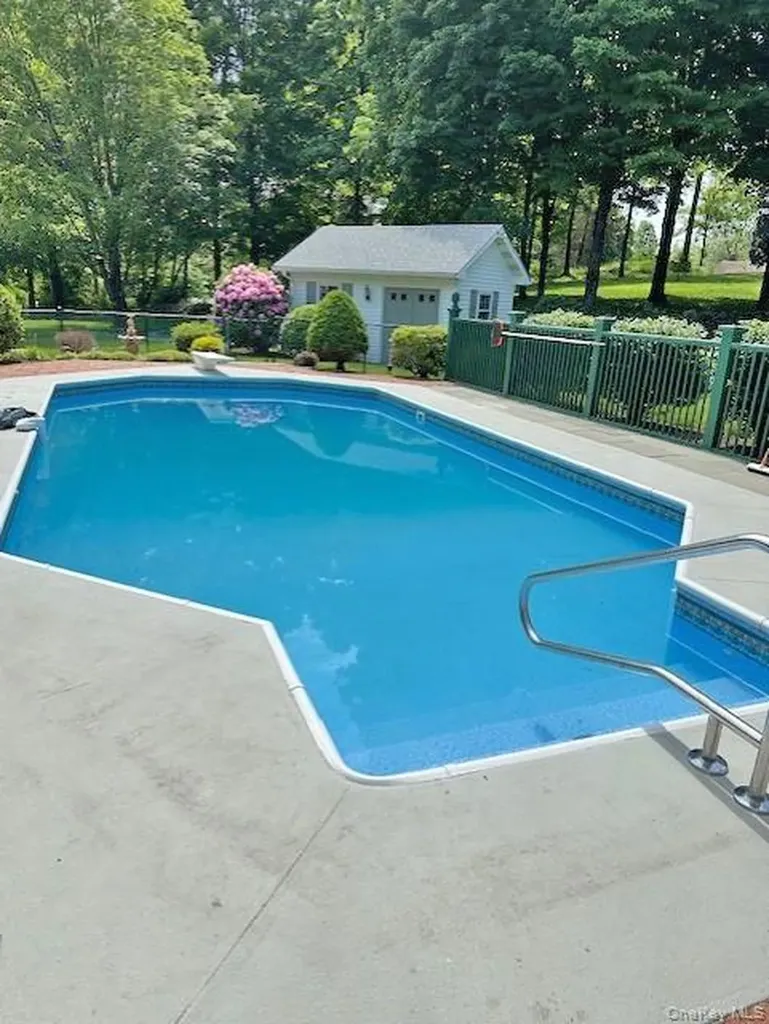 58 Dutchess Hill Road Poughkeepsie NY 12601