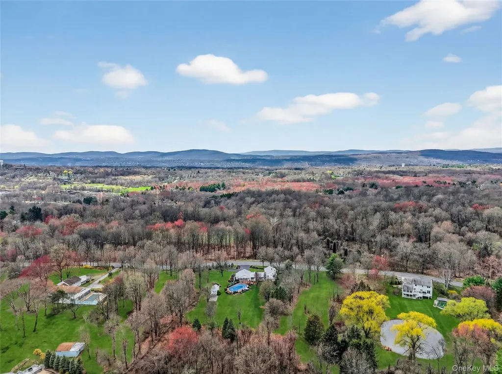 58 Dutchess Hill Road Poughkeepsie NY 12601