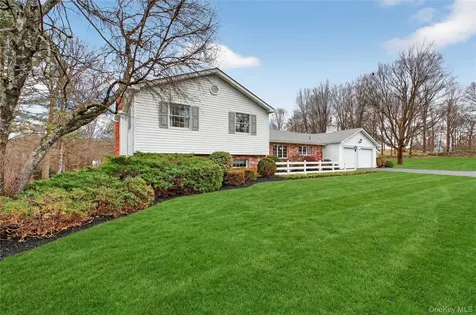 58 Dutchess Hill Road Poughkeepsie NY 12601
