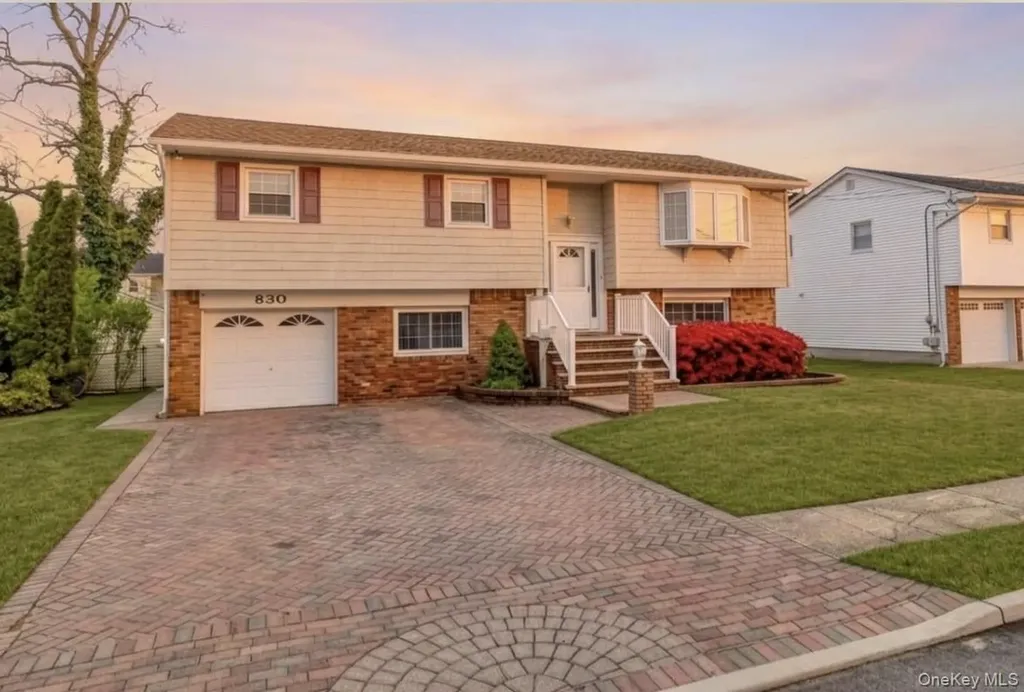 830 N Broome Avenue Lindenhurst NY 11757