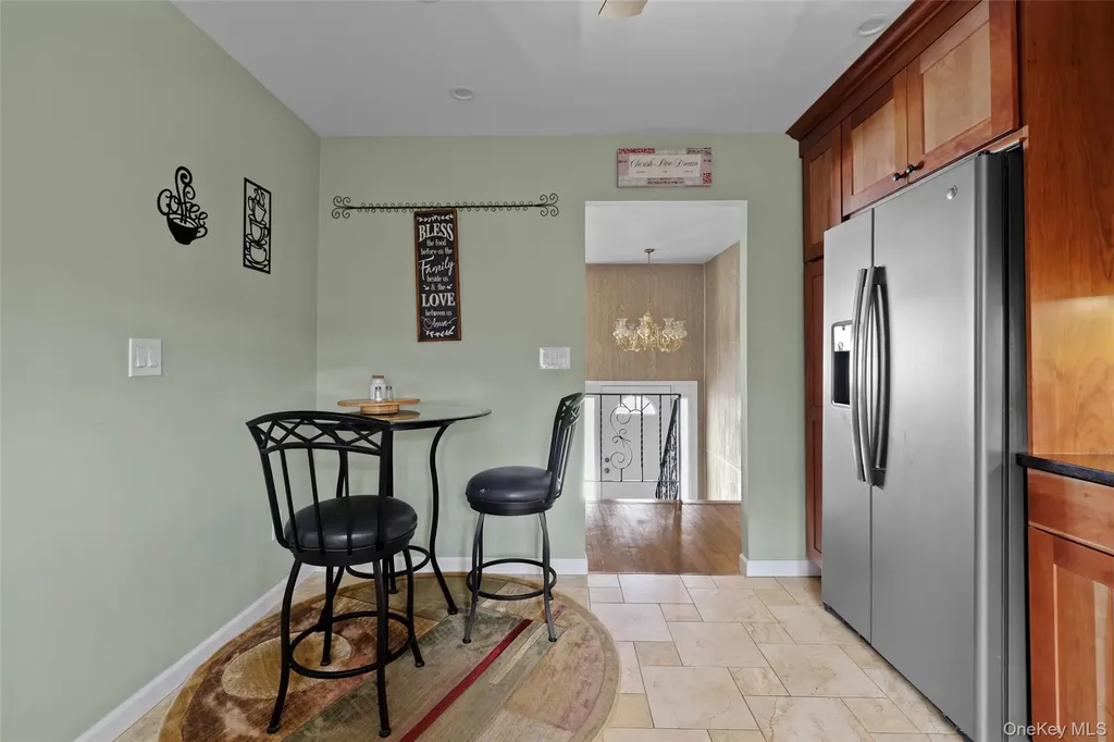 830 N Broome Avenue Lindenhurst NY 11757