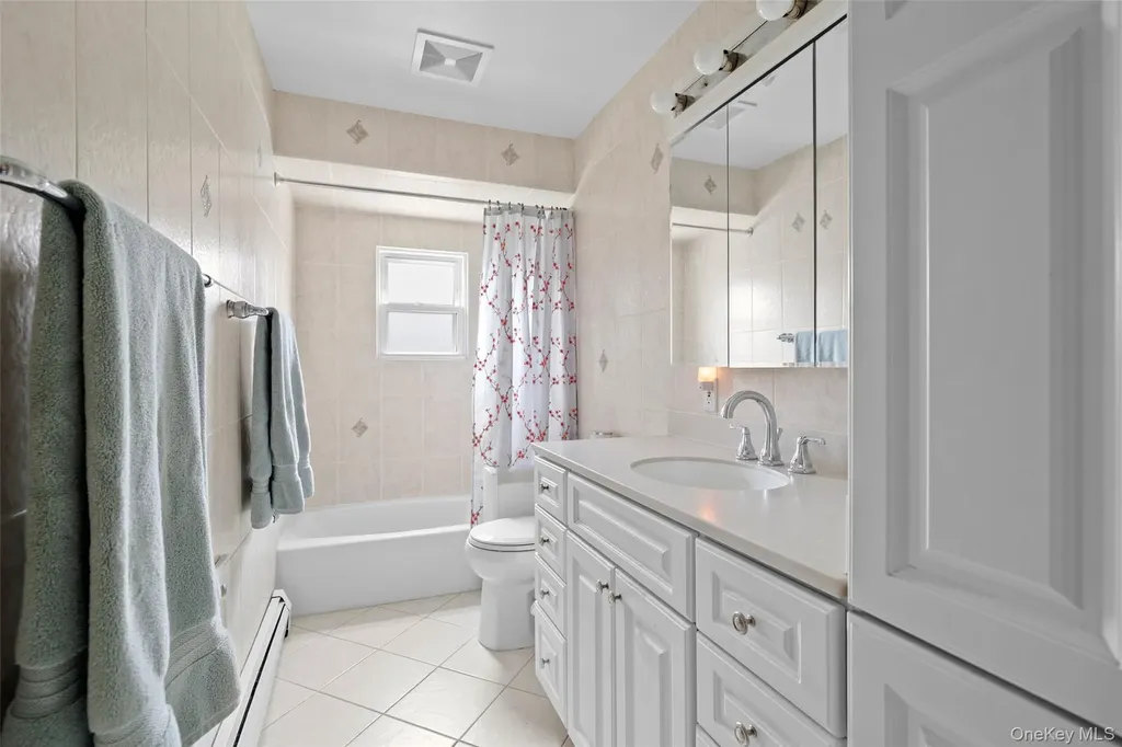 830 N Broome Avenue Lindenhurst NY 11757