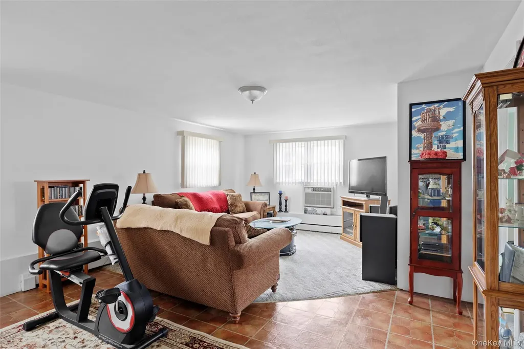 830 N Broome Avenue Lindenhurst NY 11757