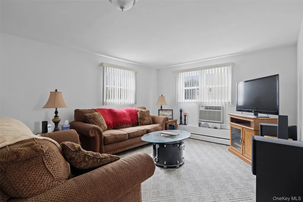830 N Broome Avenue Lindenhurst NY 11757
