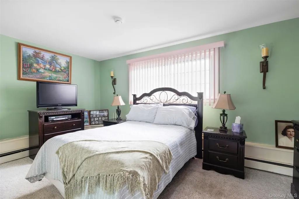 830 N Broome Avenue Lindenhurst NY 11757