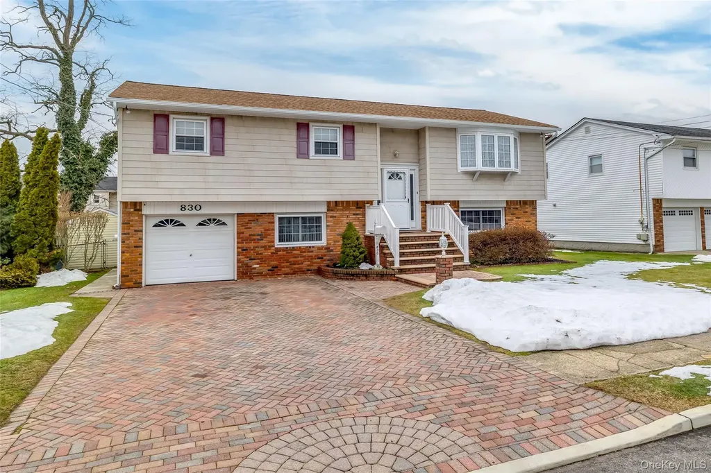 830 N Broome Avenue Lindenhurst NY 11757