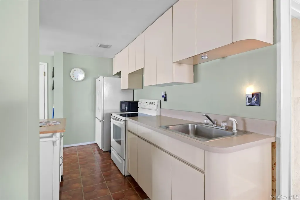 830 N Broome Avenue Lindenhurst NY 11757
