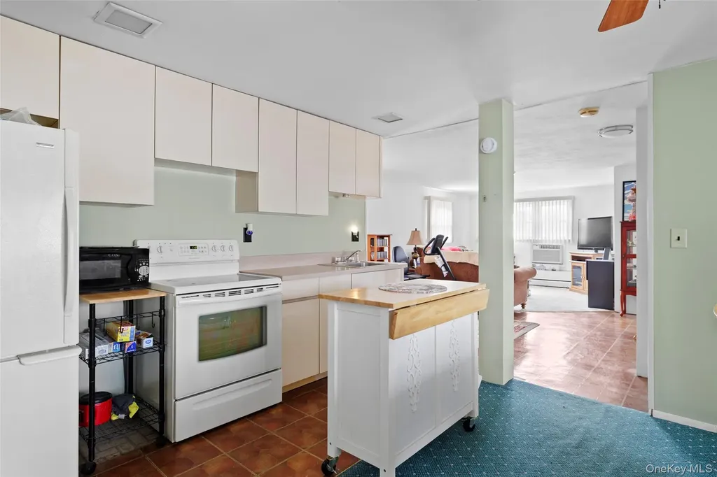 830 N Broome Avenue Lindenhurst NY 11757