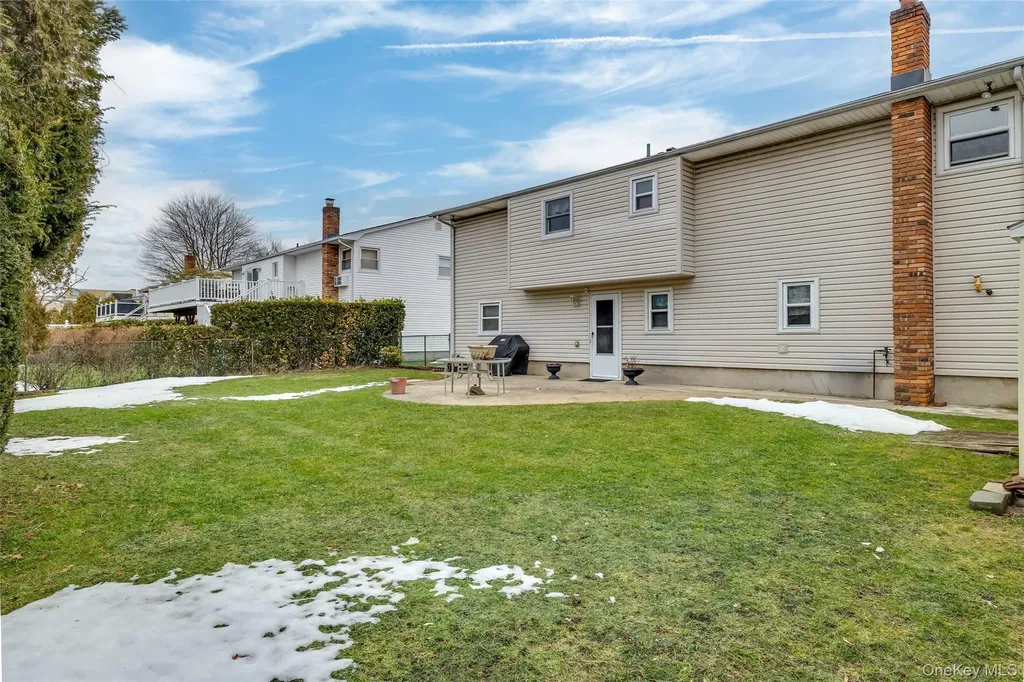 830 N Broome Avenue Lindenhurst NY 11757