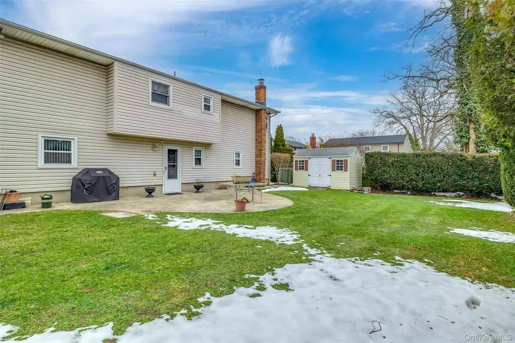 830 N Broome Avenue Lindenhurst NY 11757