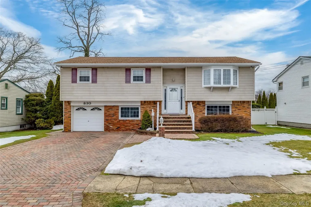 830 N Broome Avenue Lindenhurst NY 11757