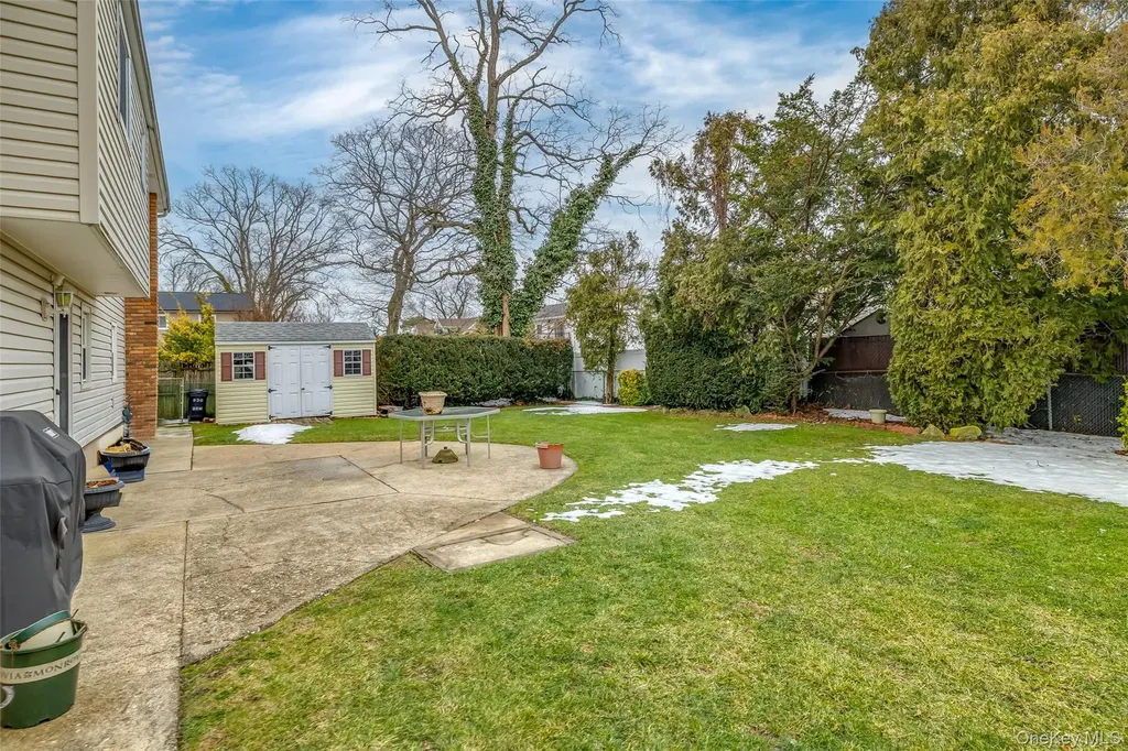 830 N Broome Avenue Lindenhurst NY 11757