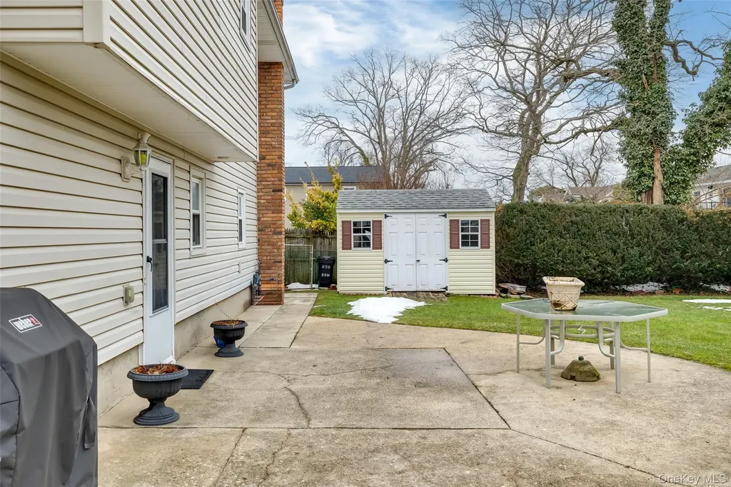 830 N Broome Avenue Lindenhurst NY 11757